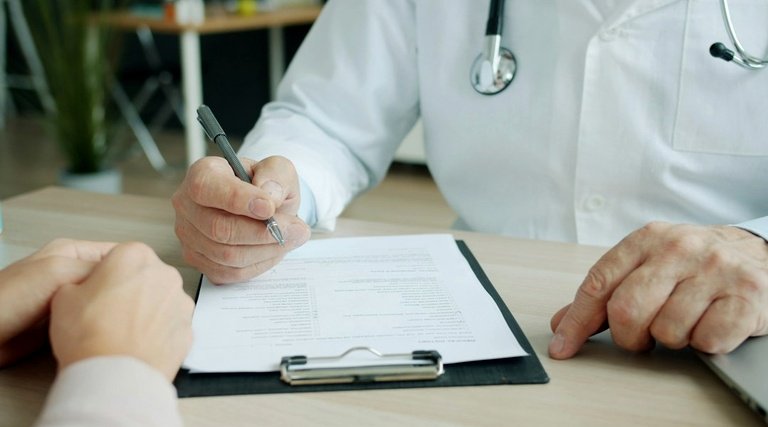 Salário-maternidade: Profissional de saúde orienta paciente sobre direitos em caso de aborto não criminoso e afastamento