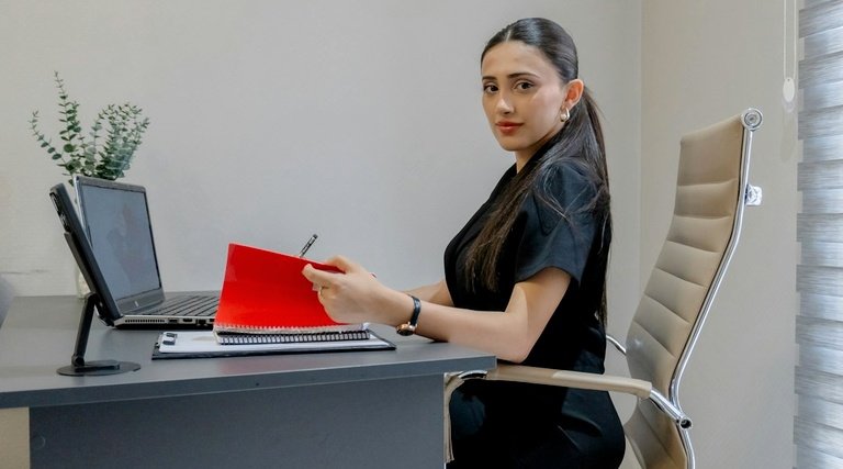 Salário-maternidade para empregada com carteira assinada Salário-maternidade para empregada com carteira assinada: Gestante anota direitos trabalhistas em caderno após problemas