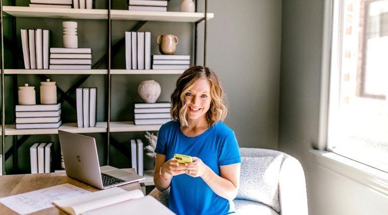 Salário-maternidade para empregada com carteira assinada Salário-maternidade para empregada com carteira assinada: Gestante trabalha em home office consultando informações